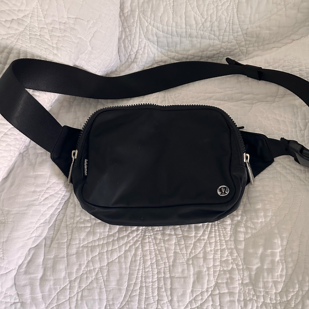 Lululemon Everywhere belt bag 2L
